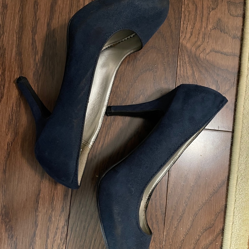 Fioni Navy Heels
